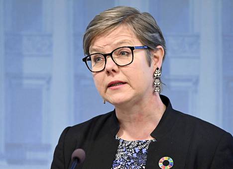 Sisäministeri Krista Mikkonen kuvattuna tiedotustilaisuudessa tiistaina.