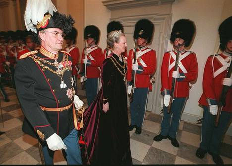 Kuningatarpari saapumassa Christiansborgin linnaan vuonna  1997.