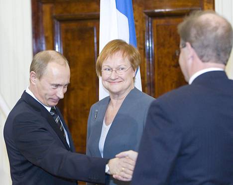 Venäjän presidentti Vladimir Putin ja Suomen presidentti Tarja Halonen vuonna 2006. Kuvassa Putin tervehtii VR:n pääjohtajaa Henri Kuitusta.