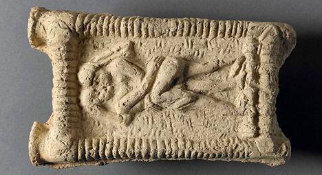 Savitaulu miehen ja naisen suutelusta sijaitsee British Museumissa. Sen arvellaan mahdollisesti olevan peräisin nykyisen Irakin alueelta Babyloniasta Mesopotamiasta.
