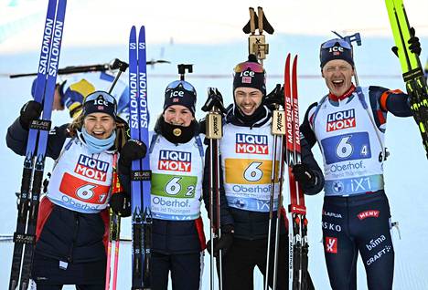 Norjan voittajajoukkueessa hiihtivät Ingrid Landmark Tandrevold (vas.), Marte Olsbu Røiseland,  Sturla Holm Lægreid ja Johannes Thingnes Bø.
