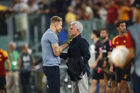 Päävalmentajat Toni Koskela ja José Mourinho kättelivät ottelun jälkeen Rooman olympiastadionilla.