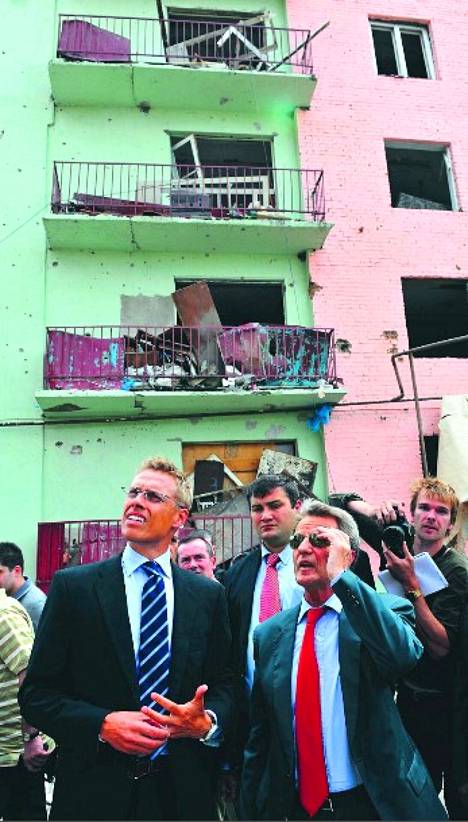 Foreign Minister Alexander Stubb and French Foreign Minister Bernard Kouchner inspected buildings destroyed by the Russians in Gori, Georgia, on 11 August 2008.