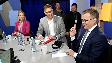 Riikka Purra (ps), Antti Lindtman (sd) ja Petteri Orpo (kok) pakkautuivat keskiviikkoiltana Ylen studioon väittelemään EU-politiikasta.
