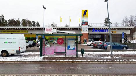 Foodora jakaa ilmaisia hot dogeja sunnuntaina muun muassa Helsingin Jakomäessä.