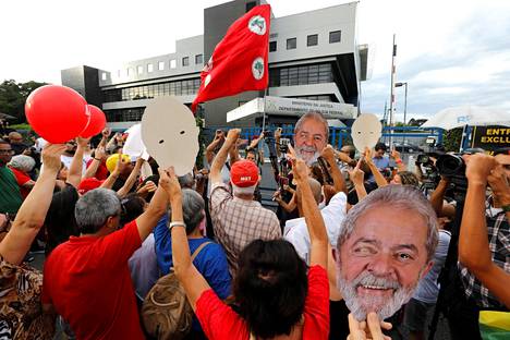 Brasilian entisen presidentin Luiz Inácio Lula da Silvan kannattajat parveilivat Lula-naamareiden kanssa joulukuussa Curitiban pääpoliisitalolla, jossa Lula istuu tuomiotaan.