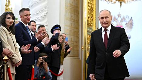 Venäjän presidentti Vladimir Putin astelemassa virkaanastujaisiinsa Kremlin suuressa palatsissa tiistaina.