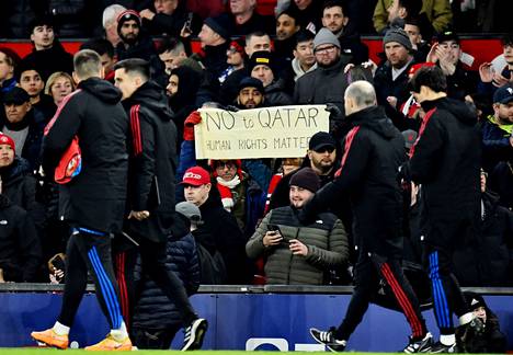 Manchester Unitedin kannattajat sanoivat helmikuun 8. päivänä esittelemässään kyltissä ei Qatarille ja muistuttivat, että ihmisoikeudet merkitsevät.