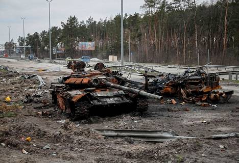 Tuhottu venäläinen panssarivaunu moottoritiellä Kiovan alueella 5. huhtikuuta.