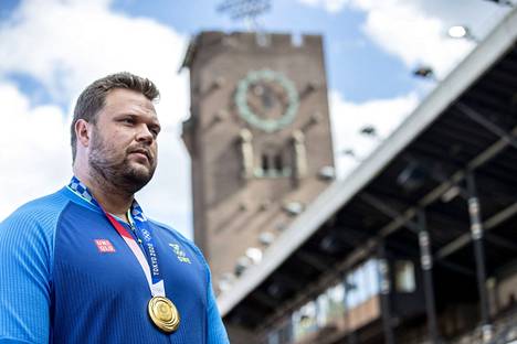Daniel Ståhl esitteli kultamitaliaan elokuun alkupäivinä palattuaan Tokion olympialaisista.