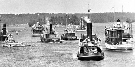 Kaksitoista höyrylaivavanhusta sauhusi Lappeenrannan satamasta Saimaan kanavaan. Höyrypursiregatan tarkoituksena on säilyttää vanhoja kunnianarvoisia perinteitä.