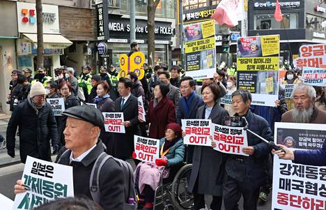 Etelä-Korean pääkaupungissa Soulissa järjestettiin maaliskuun alussa protestimarssi Japanin suurlähetystön edustalla. Marssijat vastustivat Japanin ja Etelä-Korean suunnittelemaa suhteiden parantamisesta.