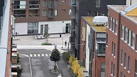 HS Helsinki: Peräkärry päätyi kerrostalon katolle Kalasatamassa: ”Siellä ei siis asu mitään teekkareita”