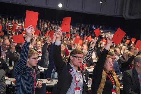 Puoluekokousedustajat äänestivät ulkomaisten opiskelijoiden opiskelun maksuja käsitelleestä ehdotuksesta Sdp:n puoluekokouksessa helmikuussa.