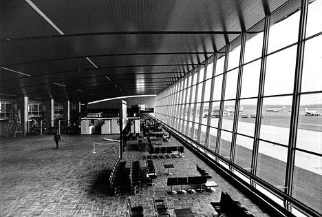 Helsingin lentoaseman uuden paviljongin ilmava odotushalli. Taustalla passikontrollikoppeja ja transit-halli, jonka kautta ulkomaan liikenne kulkee.