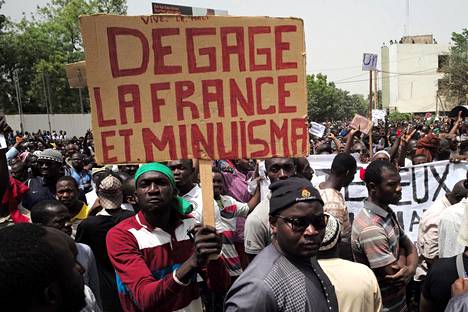 Mielenosoittajat protestoivat hallitusta vastaan Malin pääkaupungin Bamakon kaduilla 5. huhtikuuta. Kyltissä vaadittiin Ranskaa ja YK:n kriisinhallintajoukkoa Minusmaa pois maasta.