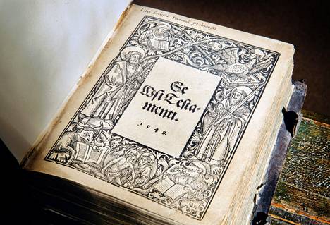 Tukholman suomalaisella seurakunnalla on vuonna 1548 painettu Mikael Agricolan käännös Uudesta testamentista, Se Wsi Testamenti. Käännöksellä oli suuri rooli suomen kirjakielen luomisessa.