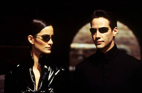 Trinity (Carrie-Anne Moss) ja Neo (Keanu Reeves) The Matrix Reloaded -elokuvassa (2003). 
