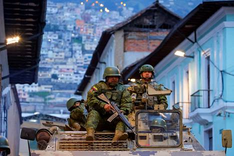 Soldados patrullan la capital ecuatoriana, Quito, el martes.