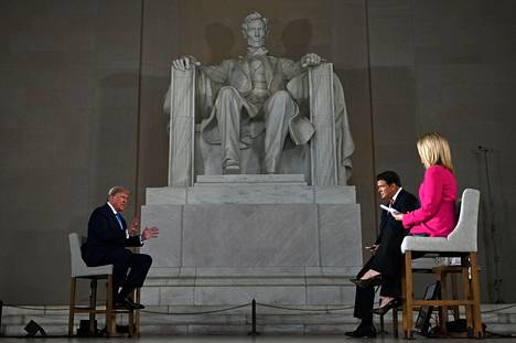 Presidentti Donald Trump Fox-televisiokanavan Bret Baierin ja Martha MacCallumin haastattelussa Lincoln Memorial -muistomerkillä Washingtonissa sunnuntaina. Trumpin mukaan lehdistö kohtelee häntä huonommin kuin Lincolnia tai ketään muuta aikaisemmista presidenteistä.