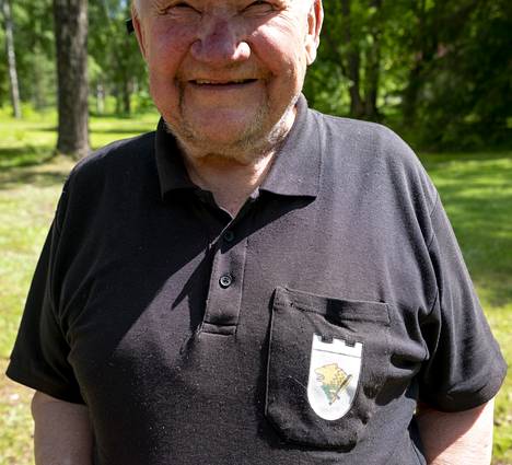 Alpo Hyyrysen paidan rintamuksessa on Kaakkois-Suomen rajamieskillan tunnus. 