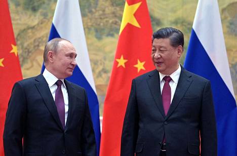 Kiinan johtaja Xi Jinping (oik.) matkustaa maanantaina presidentti Vladimir Putinin vieraaksi Moskovaan Putinin kutsumana.