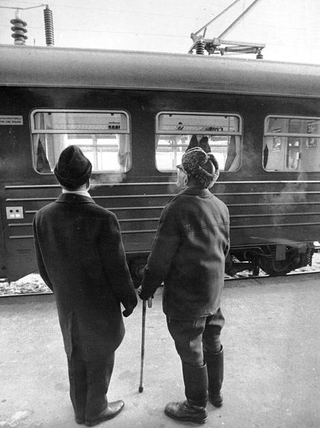 ”Parempia nämä ovat kuin Ruotsin junat, on mukavuuksiakin”, tuumivat juhlajunan matkustajat sähkövaunuista.