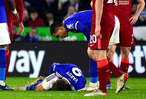 Leicesterin Jamie Vardy (maassa) jäi loukkaantuneena kentän pintaan ottelussa Liverpoolia vastaan.