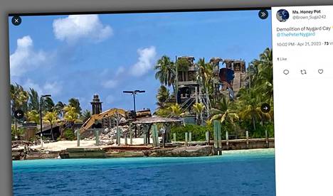 Kuvakaappaus Twitterissä julkaistusta kuvasta, jossa kaivinkone purkaa Peter Nygårdin huvila-aluetta Bahamalla.