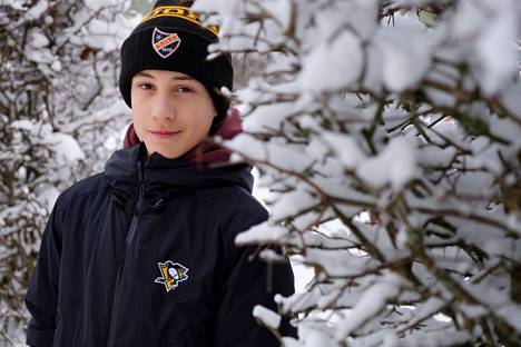 13-летний украинский хоккеист Богдан уже почти год живёт в семье Ансси Лайне в Куопио. Фото: Тимо Хартикайнен