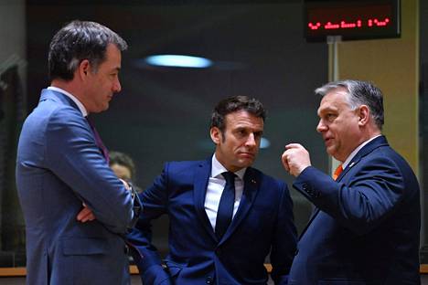 The Prime Minister of Belgium Alexander De Croo, the President of France Emmanuel Macron and the Prime Minister of Hungary Viktor Orbán at the European Union meeting in March 2022.
