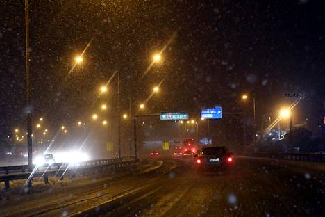 Huonon ajokeli jatkuu Etelä-, Keski- ja Itä-Suomessa myöhään iltaan saakka. Kuva on otettu Tampereella viime vuoden marraskuussa.