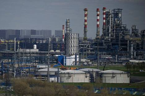 Venäläisen Gazprom Neftin öljynjalostamo Moskovan lähistöllä huhtikuussa 2022.