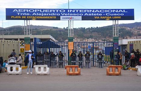 Poliisit vartioivat suljettua Cuscon lentoasemaa torstaina.