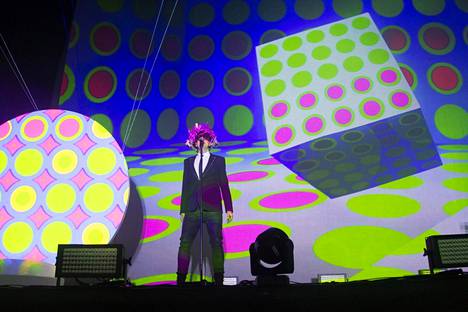 Pet Shop Boys (kuvassa Neil Tennant) esiintyi Turussa kesällä 2017. Yhtye nähdään ensi kesänä Helsingin jäähallissa.
