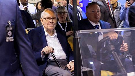 Warren Buffett saapui Berkshire Hathaway -sijoitusyhtiön yhtiökokoukseen perjantaina Omahassa. 