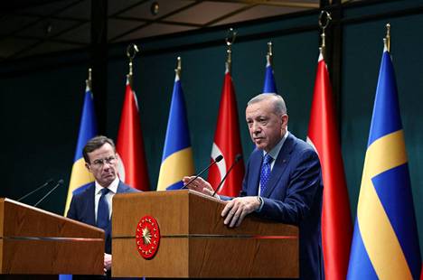 Turkin Recep Tayyip Erdoğan (oik.) ja Ruotsin pääministeri Ulf Kristersson tapasivat Ankarassa tiistaina.