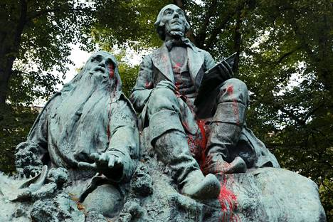 The sculpture depicts Elias Lönnrot, who is sitting next to Väinämöinen, known from the Kalevala.