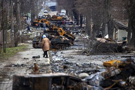 Tyrmistyneet asukkaat harhailivat huhtikuisessa Butšassa kadulla, jolla lojui Ukrainan tuhoamaa Venäjän kalustoa.