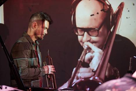 Trumpetisti Verneri Pohjola ja ruotsalainen  pasunisti Nils Landgren sooloivat saumattomasti Helsingin G Livelabin konsertissa, vaikka Landgren oli Tukholmassa.