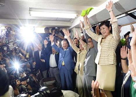 Tokion uusi kuvernööri Yuriko Koike (oik.) kannattajineen Tokiossa sunnuntaina.