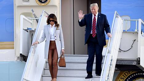 Ensimmäiset kuvat presidenttiparista Suomessa: Donald ja Melania Trump saapuivat vakavina Helsinki-Vantaalle