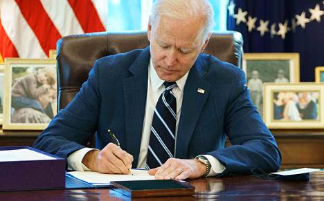 Yhdysvaltain presidentti Joe Biden allekirjoitti massiivisen elvytyspaketin mahdollistavan lain Valkoisessa talossa torstaina 11. maaliskuuta.