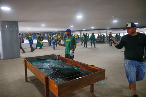 Jair Bolsonaron kannattajat rikkoivat kalusteita presidentinpalatsissa.