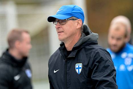 Huuhkajien päävalmentaja Markku Kanerva jalkapallon miesten A-maajoukkueen Huuhkajien harjoituksissa Espoon Leppävaarassa 4. lokakuuta 2021. 