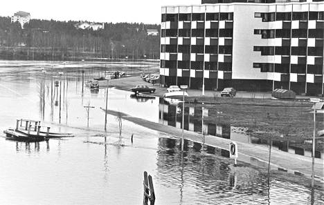 Paikassa missä Ounasjoki yhtyy Kemijokeen tulvavedet huuhtelevat Rovaniemen keskustan portaita. Venetsialaistunnelma nousee kaupungissa.