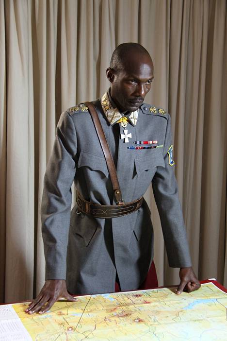 Kenialainen Telley Savalas Otieno esitti Mannerheimia Ylen elokuvassa vuonna 2012.