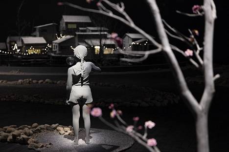 ”Tatiana” puhaltaa saippuakuplia Amos Rexin näyttelysalissa kohti Asutus-installaatiota (The Settlement, puu, sekatekniikka, 2016).