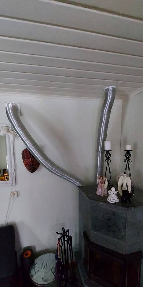 Takan tuottama lämpö siirtyy ilmanvaihtoputkia pitkin ja kanavapuhaltimen avulla seinän taakse kylpyhuoneeseen ja katon läpi yläkertaan. 