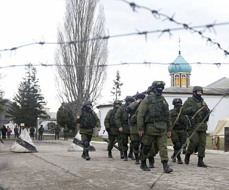 Venäjä tulkitsi Ukrainassa tapahtuneet levottomuudet äärinationalistien vallankaappausyritykseksi ja toi omat asevoimat Ukrainan maaperälle. Kuvassa venäläisiä joukkoja 5. maaliskuuta 2014 lähellä Simferopolia.